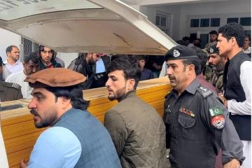 பாடசாலையில் திடீரென புகுந்து துப்பாக்கிச்சூடு நடத்திய மர்ம நபர்கள்! 7 ஆசிரியர்கள் பலி