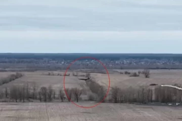 ரஷ்ய ஹெலிகாப்டரை அதிரடியாக சுட்டு வீழ்த்திய உக்ரைன்: பரபரப்பு வீடியோ காட்சி!