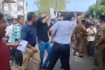 උණුසුම් තත්ත්වයක් - මුදල් ලේකම්ගේ ගේ ඉස්සරහ උද්ඝෝෂණ කරන්න ගිය සුගීශ්වරට බිත්තර සහ ගොමවලින් ප්‍රහාර[VIDEO]