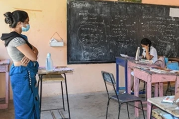 ගුරුවරුන් සහ සිසුන් පාසල් වෙත කැඳවීමට නව ක්‍රමවේදයක් සහිත යෝජනාවක්..