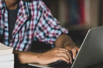 பெண்களை இலக்கு வைத்து மாணவனின் தகாத செயல் அம்பலம்