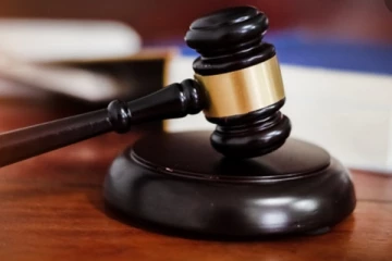 සමලිංගික තරුණියකට එරෙහිව පවරා තිබූ නඩුවකට සිදු වූ දේ..