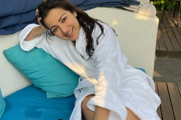 கேத்ரின் தெரசா பாத்ரோப் உடையில் கிளாமர் போஸ்