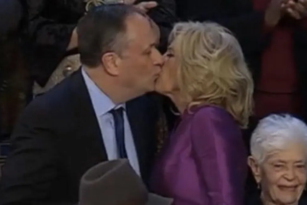 கமலா ஹாரிசின் கணவருக்கு முத்தம் கொடுத்த ஜில் பைடன்! | Jill Biden Kissed Kamala Harris Husband