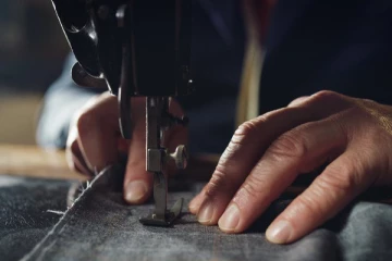 பொலிஸாரின் சீருடை தைப்பவர் அதிரடியாக கைது