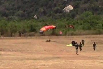 பரசூட் விபத்தில் இருவர் காயம்