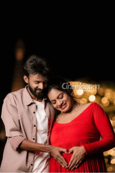 தனது மனைவி கர்ப்பமாக இருக்கும் விஷயத்தை அழகிய போட்டோவுடன் அறிவித்த KPY தீனா.. குவியும் வாழ்த்து | Kpy Dheena Announced His Wife Pregnancy