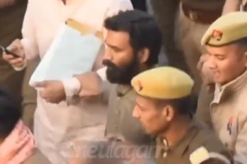 அயோத்தியில் கூட்ட நெரிசலில் சிக்கிக்கொண்ட நடிகர் தனுஷ்.. வைரலாகும் வீடியோ