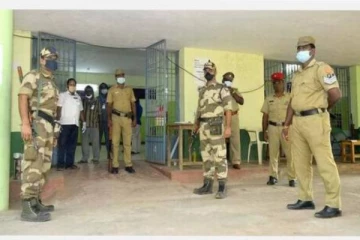 தமிழக சட்டசபை தேர்தல்- வாக்கு மையங்களில் பின்பற்றப்படும் கடும் வழிமுறைகள்;