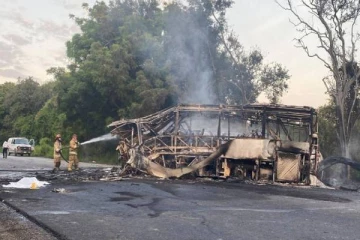 பயணிகள் பேருந்து மீது டோங்கர் லாரி மோதி பாரிய விபத்து! 18 பேர் பலி