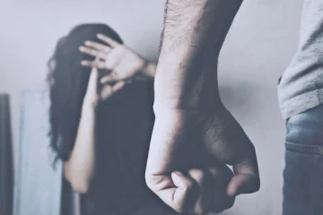 மூன்றும் பெண் குழந்தைகள், மனைவியின் விரல்களை வெட்டி டார்ச்சர் செய்த கணவன் - அதிர்ச்சி!