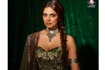 தேவதை போல் காட்சியளிக்கும் நடிகை மாளவிகா மோகனன் அட்டைப்படத்திற்கு கொடுத்த போஸ்