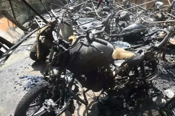 தீயில் எரிந்து நாசமாகிய 20 மோட்டார் சைக்கிள்கள்