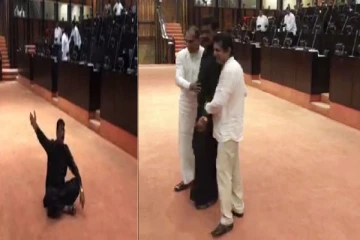 அவை நடுவில் அமர்ந்து எதிர்ப்பில் ஈடுபட்ட திலிப் வெதஆராச்சி