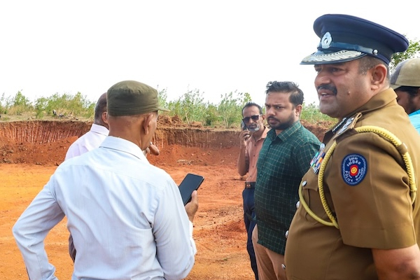 முத்துநகரில் சட்டவிரோத மண் அகழ்வை முறியடித்த பிரதி அமைச்சர்! | Illegal Soil Excavation Stopped In Trinco