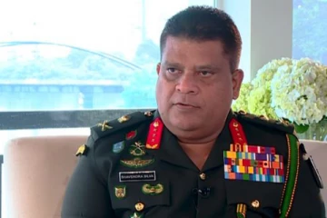 நான் சவேந்திர சில்வாவின்  சீடன் ; ஆடையின்றி  தெருவில் நின்று கூச்சலிட்ட நபர்!