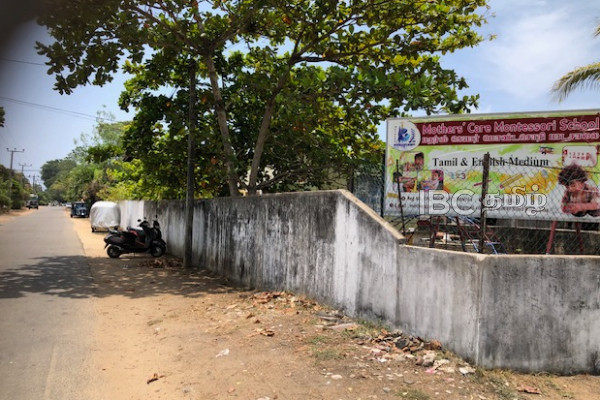 மட்டக்களப்பில் பாலர் பாடசாலையை அகற்ற முற்படும் பிரதேச செயலாளரின் பொறுபற்ற செயல் | Batticaloa Parents Protest Preschool Eviction