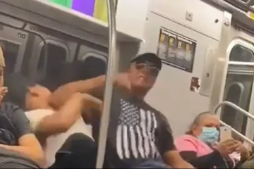 ரயிலில் தன்மீது தூங்கி விழுந்த நபருக்கு குத்துவிட்ட சகபயணி: வைரல் வீடியோ