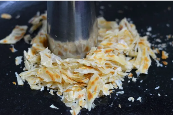 ரோட்டு கடை முட்டை கொத்து பரோட்டா சுடச் சுட வீட்டிலேயே செய்து ருசிக்கலாம்! | Kothu Parotta Egg Recipe