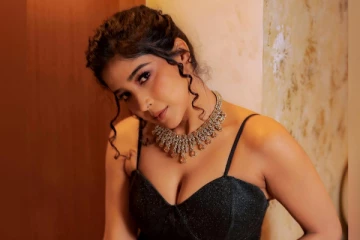 விருது விழாவுக்கு படுகிளாமராக வந்த சாக்ஷி அகர்வால்