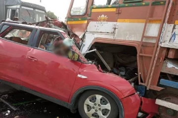 லாரி மீது நேருக்கு நேர் மோதி நசுங்கிய கார்.. குழந்தை உட்பட 7 பேர் பலி - முதல்வர் நிவாரணம் அறிவிப்பு!