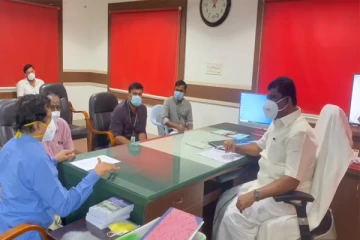 ஓசூரில் மாநகராட்சி ஆணையர் இருக்கையில் அமர்ந்த திமுக எம்.எல்.ஏவால் சர்ச்சை