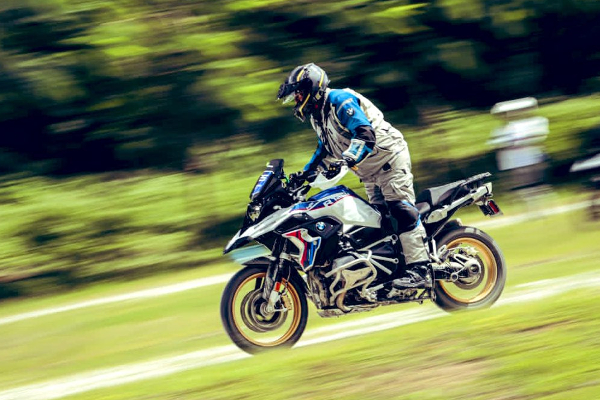 அஜித் ரசிகர்களுக்கு சோக செய்தி.. 18 மாதங்களுக்கு எந்த படம் கிடையாதாம் | Ajith Will Not Act For 18 Months