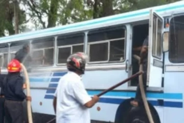 நல்லூரானை தரிசிக்க வந்தவர்களின் பேருந்து தீப் பற்றியதால் பரபரப்பு; கந்தன் அருளால் தப்பிய உயிர்கள்