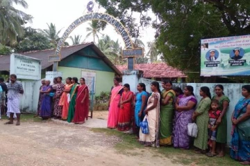 யாழில் பிரபல பாடசாலை நுழைவாயிலை மூடி பெற்றோர் போராட்டம்!(Photos)