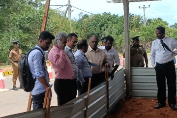 கொக்குத்தொடுவாய் மனித புதைகுழி சம்பவ இடத்திற்கு கள விஜயம் மேற்கொண்ட அரசாங்க அதிபர் குழாம்