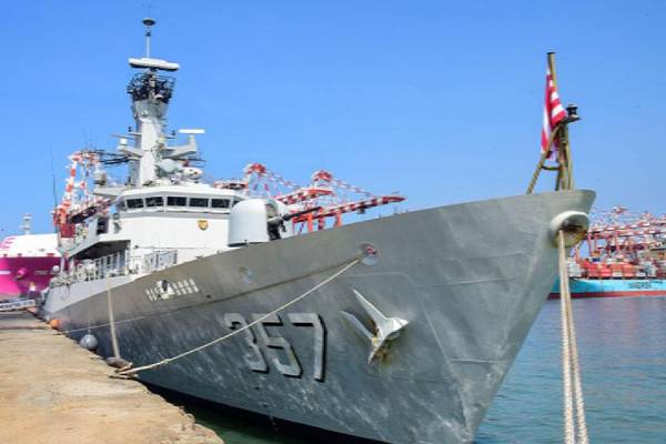 ஓமான் மற்றும் இந்தியோனேசிய கடற்படைகள் ; கொழும்பு துறைமுகத்திற்கு அதிரடி வருகை | Indonesian Omani Warships Arrive At Colombo Port