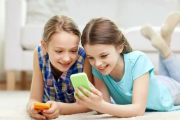 சிறுவர்கள் சமூக ஊடகங்களை பயன்படுத்த தடை விதித்த மலேசியா