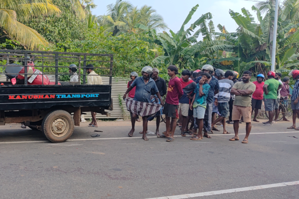 யாழில் கோர விபத்து! ஒருவர் பலி- ஒருவரின் நிலமை கவலைக்கிடம் | Jaffna Puthur Accident One Killed