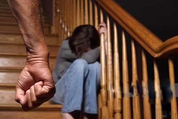 தாய் செய்த கேவலமான காரியம்: உடல்நிலை சரியில்லாத மகளை தனது காதலனுக்கு விருந்தாக்கிய கொடூரம்