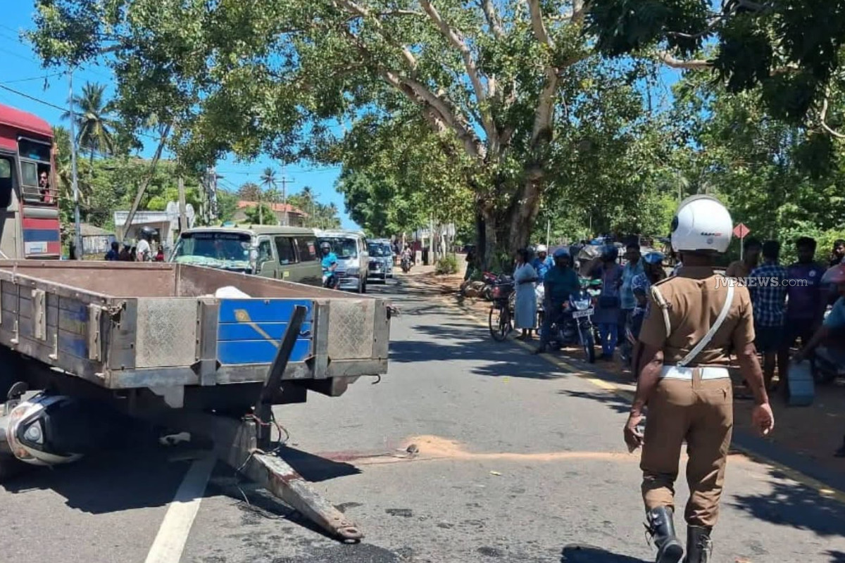 யாழில் கோர விபத்தில் அபிவிருத்தி உத்தியோகத்தரான பெண் பலி | Mother Of Three Killed In Horrific Accident Jaffna யாழில் கோர விபத்தில் அபிவிருத்தி உத்தியோகத்தரான பெண் பலி | Mother Of Three Killed In Horrific Accident Jaffna
