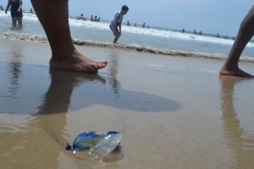 கால் வைக்க கூட இடமில்லை; குளிக்க முடியாமல் சுற்றுலாப்பயணிகள் தவிப்பு