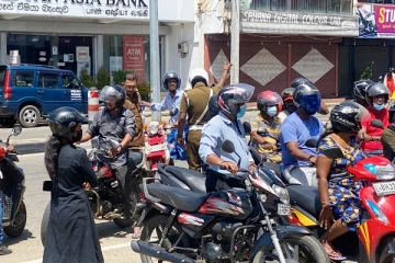 மட்டக்களப்பு பெட்ரோலிய கூட்டுத்தாபனம்  மக்களால் முற்றுகை (Photos)