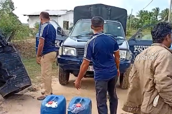 சட்டவிரோத மதுபான உற்பத்தி நிலையம் முற்றுகை : 4 பேர் தப்பியோட்டம் | Illegal Leaky Manufacturing Plant Siege 4 Escape