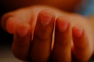 පාසල් සිසුවියක් අවාසනාවන්ත ලෙස දුම්රියක ගැටෙයි..