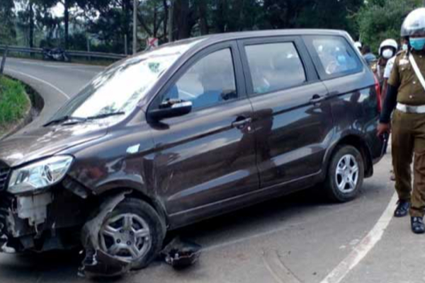 රිය අනතුරක් නිසා හග්ගල උද්‍යානය අසල උණුසුම් තත්වයක්(PHOTOS) | Car Accident Haggala Park