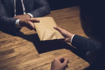 இலஞ்சம் பெற்ற அதிகாரிக்கு காத்திருந்த க்ஷாக்!