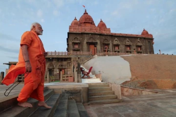 காவி உடையில் பிரதமர் மோடி ; வைரலாகும் புகைப்படங்கள்!