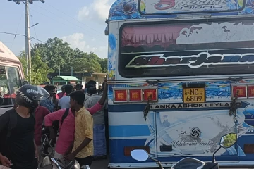தமிழர் பகுதியில் பேருந்தில் கைவரிசை காட்டிய மூன்று பெண்கள் நையப்புடைப்பு (video)