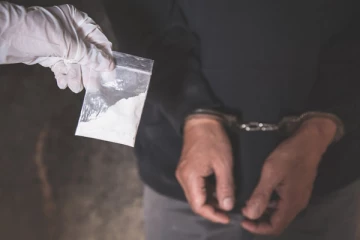 හෙරොයින් සමඟ පොලිස් නිලධාරියෙක් කොටුවෙයි.