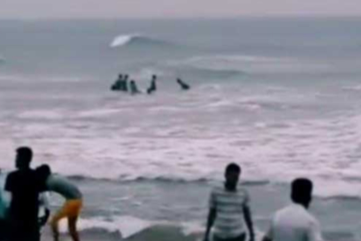 தெதுறு ஓயாவில் நீராடச் சென்ற இருவர் பலி - 6 பேர் மாயம் | Two Dead Six Missing Incident At Deduru Oya தெதுறு ஓயாவில் நீராடச் சென்ற இருவர் பலி - 6 பேர் மாயம் | Two Dead Six Missing Incident At Deduru Oya