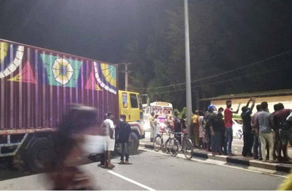 2 நாட்களாக எண்ணெய் இல்லை: வீதியை மறித்து மக்கள் போராட்டம் (Photos) | Fuel People Protest Badulla Colombo