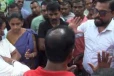 උණුසුම් තත්ත්වයක් - විරෝධතාවය විසඳන්න ආ සජබ ලොක්කෙක් සහ මාලිමා මන්ත්‍රීවරයෙක් පැටලෙයි