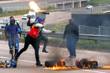 தென்னாப்பிரிக்காவில் என்ன நடக்கிறது? நிலைமையை விவரிக்கும் சில புகைப்படங்கள்!