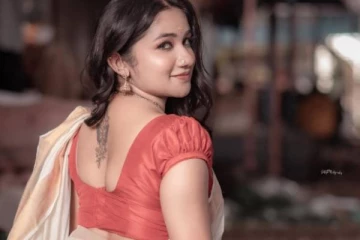 கருப்பு நிற சேலையில் மயக்கும் போஸ்.. பிக்பாஸ் 7 நடிகை ரவீனா தாஹாவா இது..