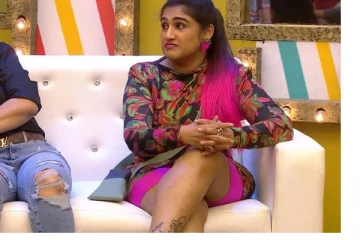 அசிங்கமான ஆடையில் வனிதா? கிழி கிழினு கிழித்து தொங்க விடும் ரசிகர்கள்!